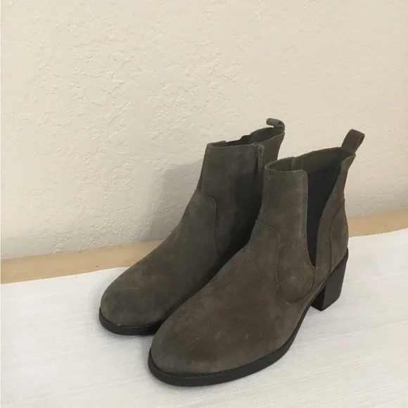 Clarks Nevella Booties size 7.5